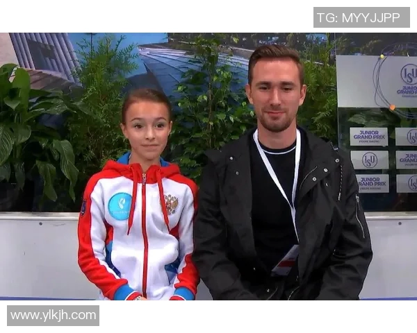 美女与足球明星亲密合影展现运动与魅力的完美结合